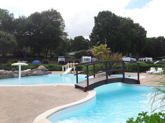 piscine et tobogan