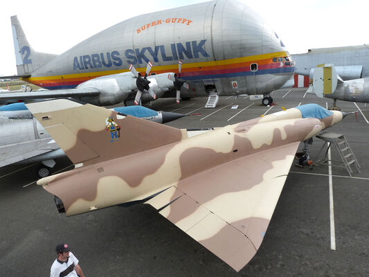 Mirage III C et Super Guppy