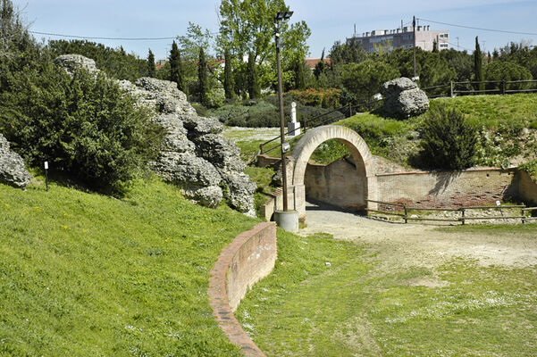 Amphi cavea ouest et entrÈe (c) J.-F. PeirÈ mod