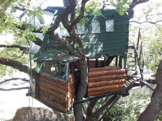 Cabane insolite MONES