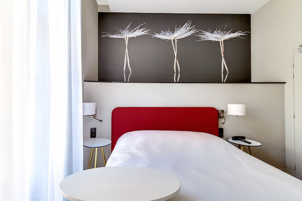 Chambre_Standard_Hotel_du_Taur_vue_face_pied_du_lit