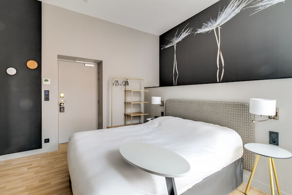 Chambre_Superieure_Hotel_du_Taur_vue_gauche_grand_angle