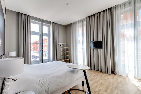 Chambre_Privilège_vue_place_du_Capitole_Hotel_du_Taur_vue_Gauche
