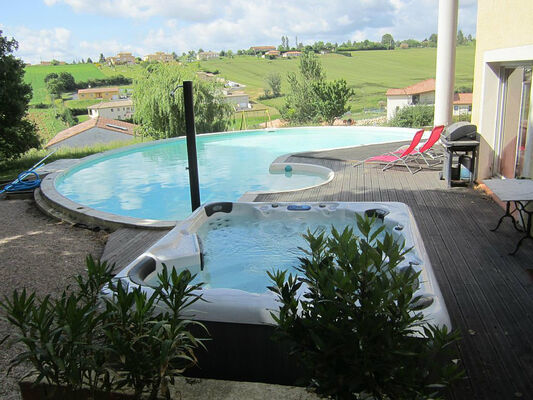 Piscine Moderne Avec Jacuzzi