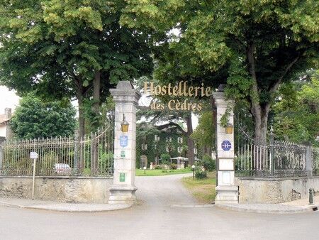 L'hostellerie des cedres entrée VILLENEUVE DE RIVIERE
