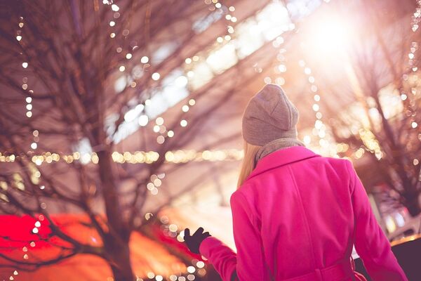 beautiful-woman-at-christmas-market-picjumbo-com