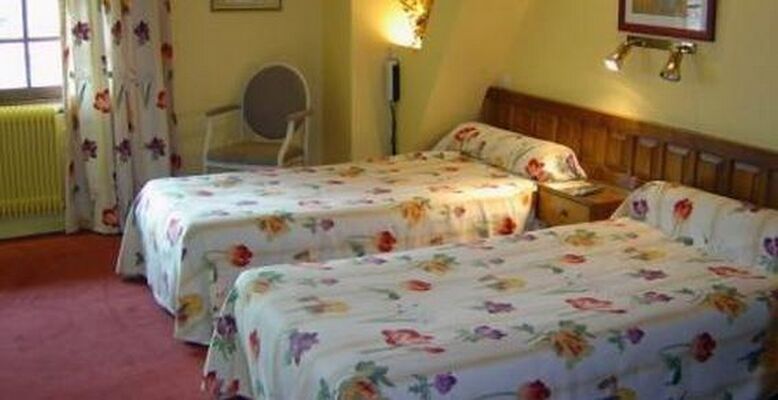 chambre 2 hotel ratelier MONTAIGUT SUR SAVE