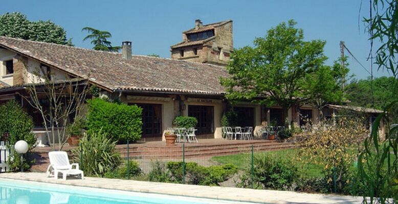 jardin piscine hotel ratelier MONTAIGUT SUR SAVE