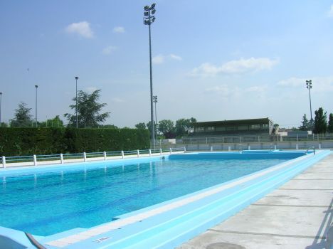 le-grand-bassin-de-la-piscine-a-grenade.-4684-468-0