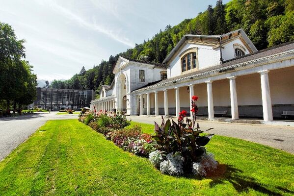 thermes exterieur fleuri LUCHON