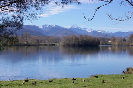 Vue lac et pyrenees base de loirsirs MONTREJEAU