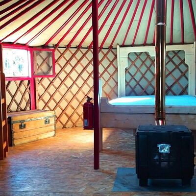 yourte rouge-interieur-credit-Asinerie-den-manaou-thil