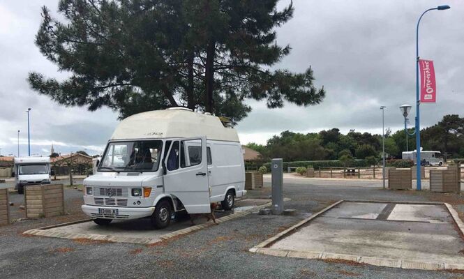 Aire-de-camping-car-le-verdon-sur-mer
