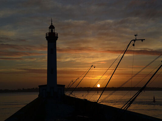 PCU44-phare-du-vieux-mole