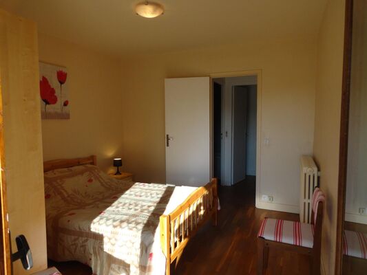 Chambre avec accès sur le balcon avec salle de bains et wc séparés