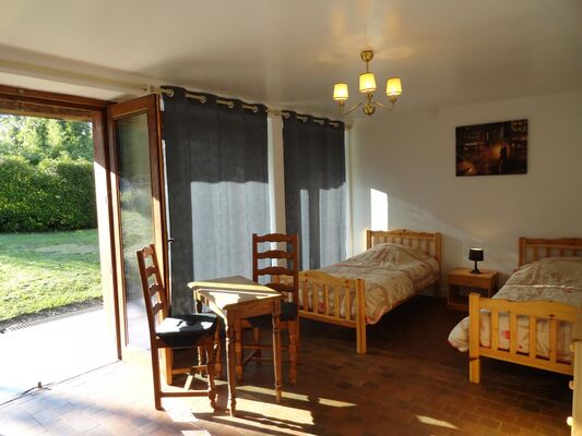 Chambre donnant sur la pelouse avec salle d'eau et wc