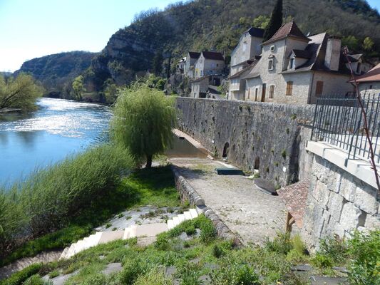 Le joli village de Larnagol sur les bords du Lot