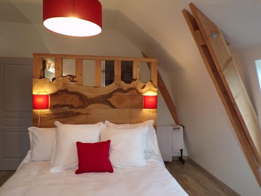 la chambre parentale avec salle d'eau derrière la tête de lit