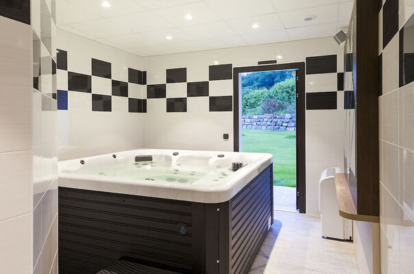 4Comforthoteldrauzou_Figeac_Jacuzzi