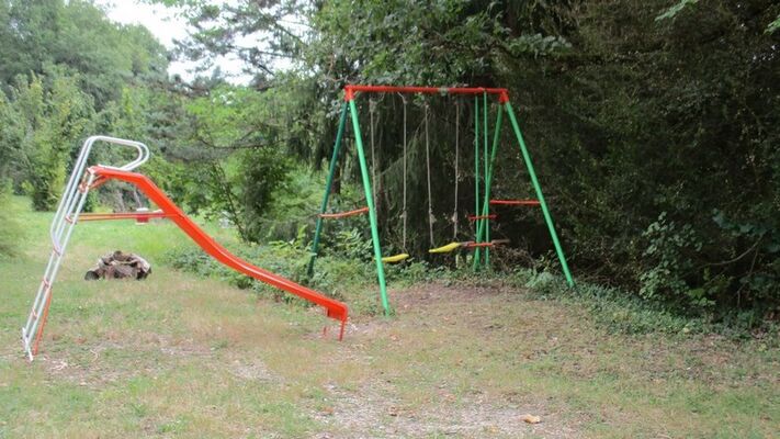Les balançoires et le toboggan