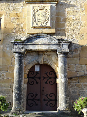 800px-Milhac_-_Église_Notre-Dame_-2