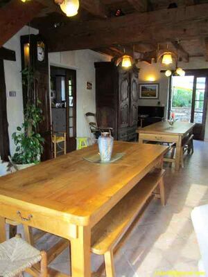 La salle à manger et les tables en chêne