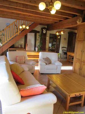 Séjour avec escalier vers mezzanine