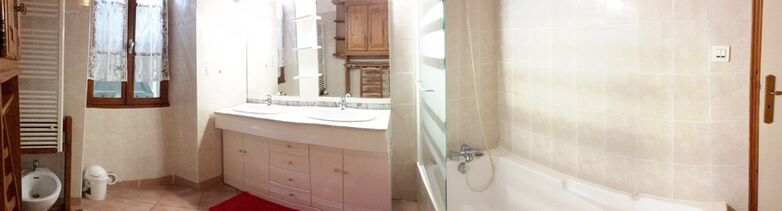 Salle de bains au rdc double vasque et baignoire