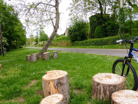 08Luzech - Rondins de bois disposés sur les berges © Lot Tourisme - C. Sanchez