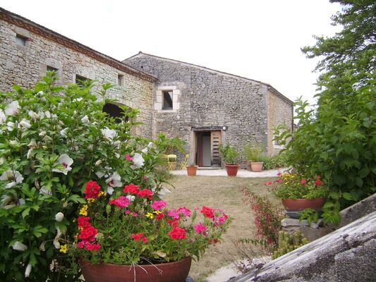 Le gite depuis la pelouse commune