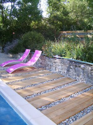 au bord de la piscine