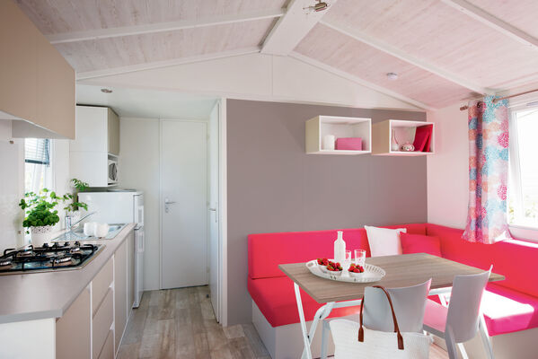 190415CampingDuDomaineDuSurgie_Figeac_SuperMercureCuisineSalon