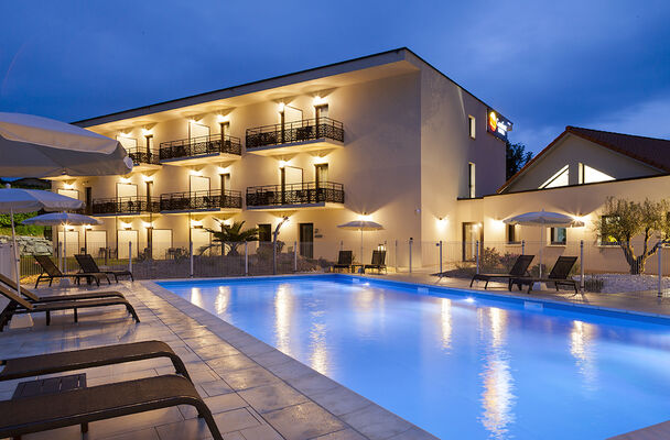 1Comforthoteldrauzou_Figeac_Piscine