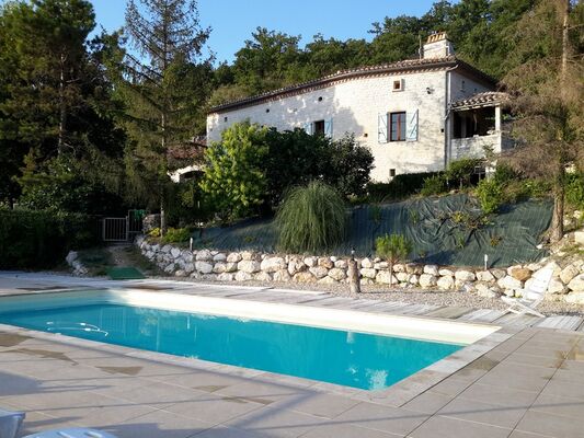 La piscine et le gîte
