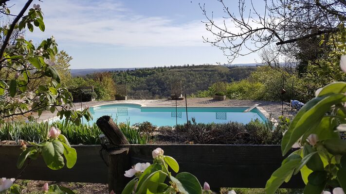 La piscine et la vue sur les Causses