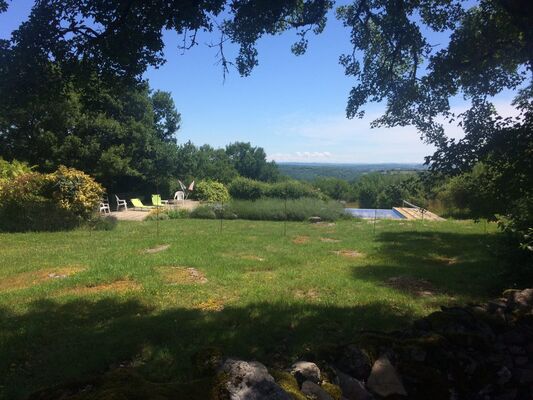 La piscine, vue sur la vallée du Célé