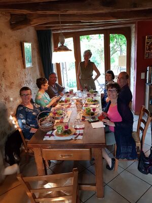 dîner à l'intérieur, il fait encore trop frais pour manger dehors!!!