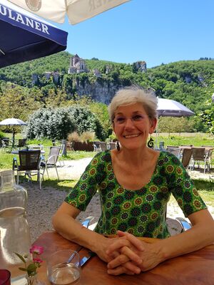 Fabienne au pieds de Saint Cirq Lapopie