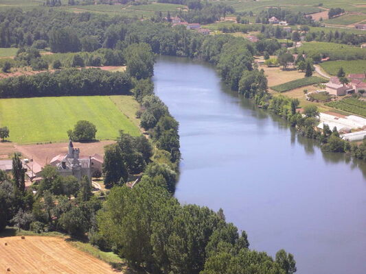 Crayssac : Vue sur la Rivière Lot et le Chateau de Langle situé à Caillac