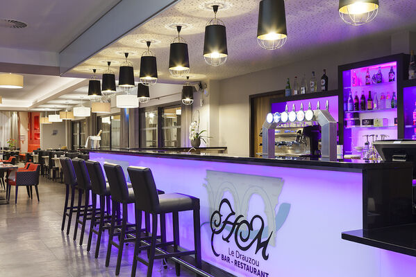 3Comforthoteldrauzou_Figeac_Bar_restaurant
