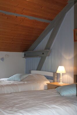 une partie de la chambre de 4 lits simples