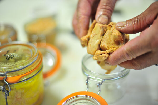 Atelier de préparation du foie gras - Mise en bocaux_04 © Lot Tourisme - C. ORY