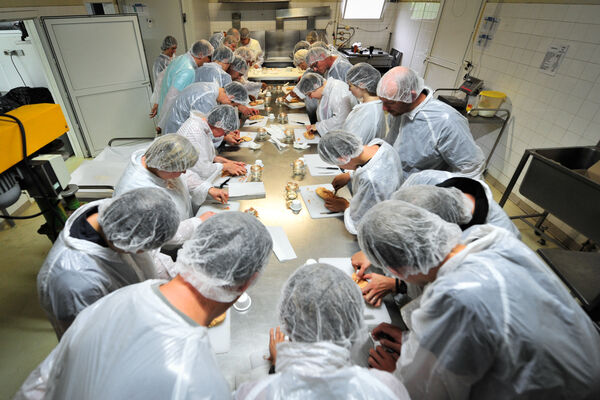 Atelier de préparation du foie gras - Ferme de Roubegeolle Vayrac_01 © Lot Tourisme - C. ORY