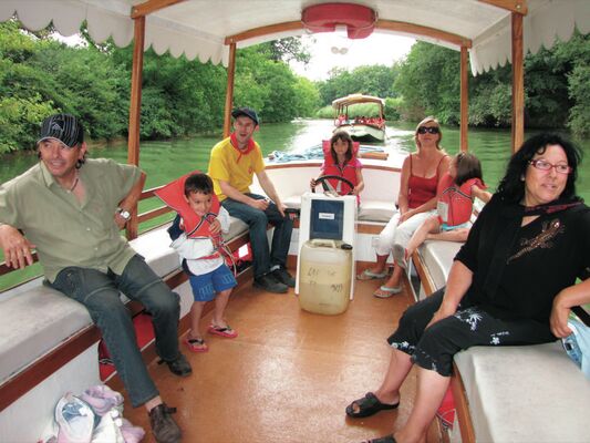 Balade en gabarot en famille © Les CROISIERES de Saint Cirq Lapopie