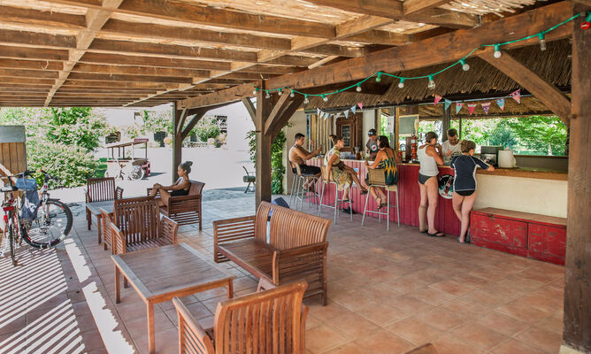 Bar et terrasse - Camping du Port à Creysse_05 © Lot Tourisme - C. ORY