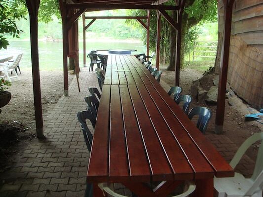 Camping Lot terrasse couverte tables