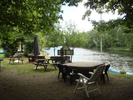 Camping_Lot_table_pierre