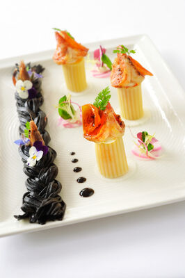 Cannellonis farcis aux crevettes grises et ricotta, gambas à la plancha et tagliatelles à l'encre de seiche - restaurant La Vieille Auberge_01 © D. Nakache