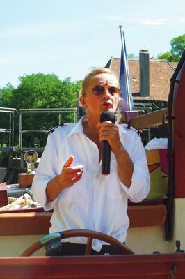 Capitaine expliquant le fonctionnement des ecluses © Les CROISIERES de Saint Cirq Lapopie