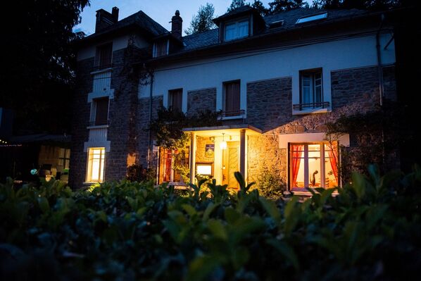 Ch-hotes-LeSautDeLaBergere-Aubazine_vueNuit